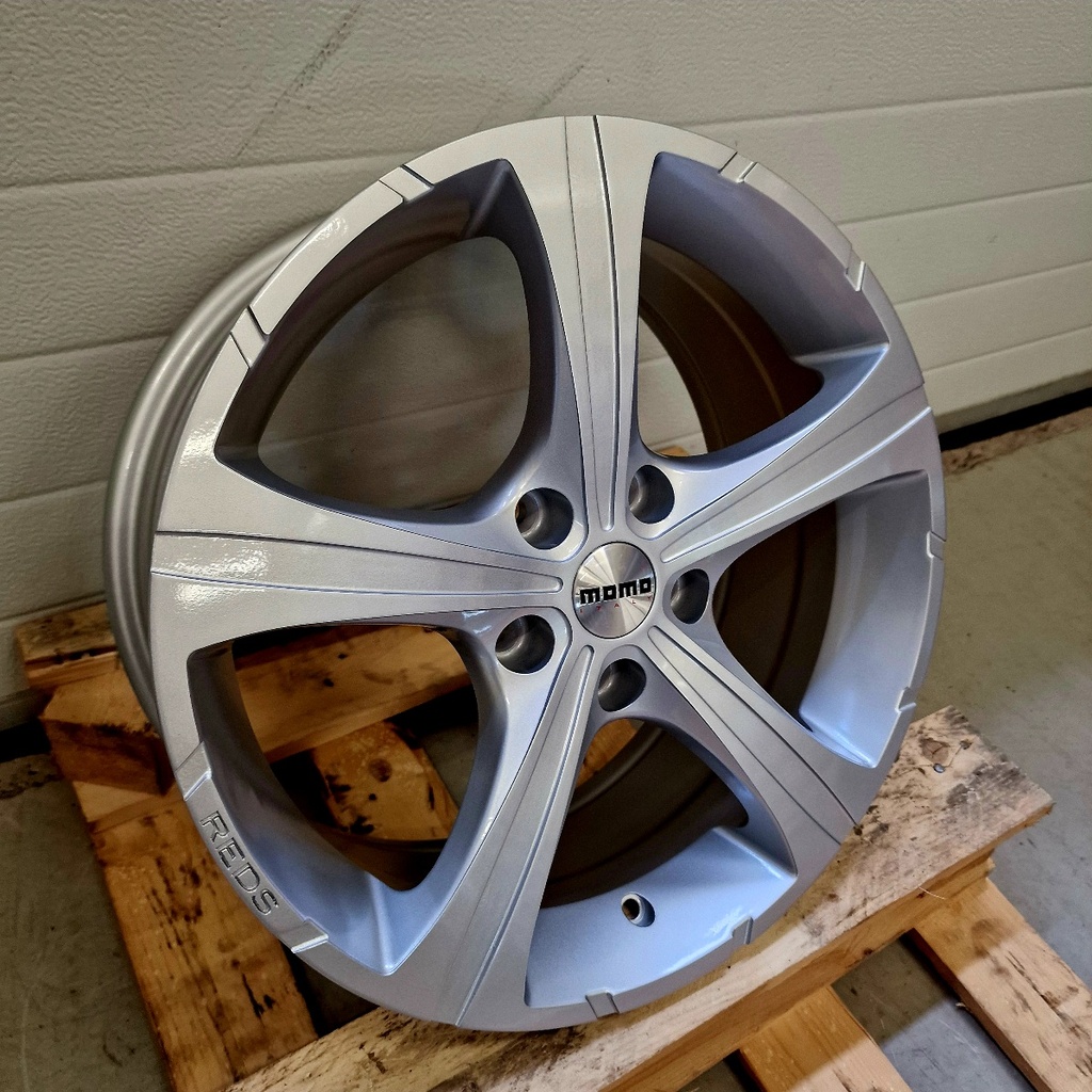 Momo Knight Glossy Silver 6.5x15 ET40  72,3